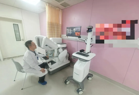 “隔空操刀”，，，，新华医院泌尿外科双院区远程机器人手术，，，，探索同质化医疗新模式